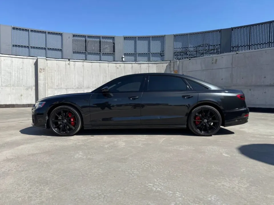 Audi A8 L 2022 з парку оренди KTRANS