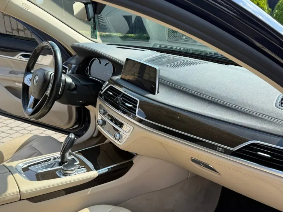 BMW 740i 2018 з парку оренди KTRANS