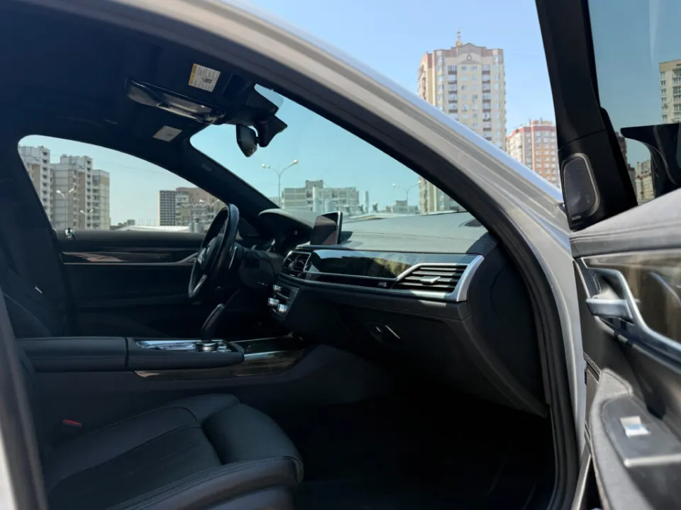 BMW 740l 2020 з парку оренди KTRANS