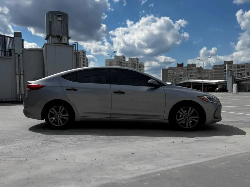 Hyundai Elantra 2017 з парку оренди KTRANS