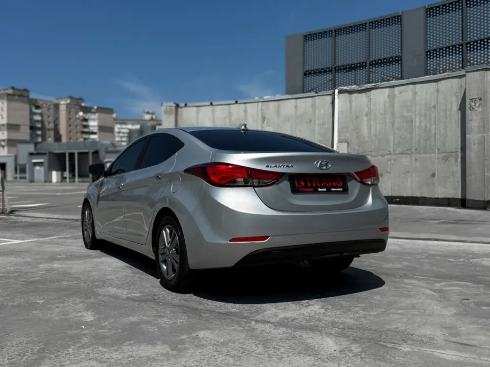 Hyundai Elantra 2015 з парку оренди KTRANS