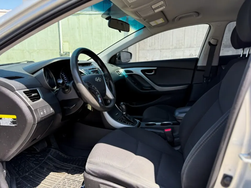 Hyundai Elantra 2015 з парку оренди KTRANS
