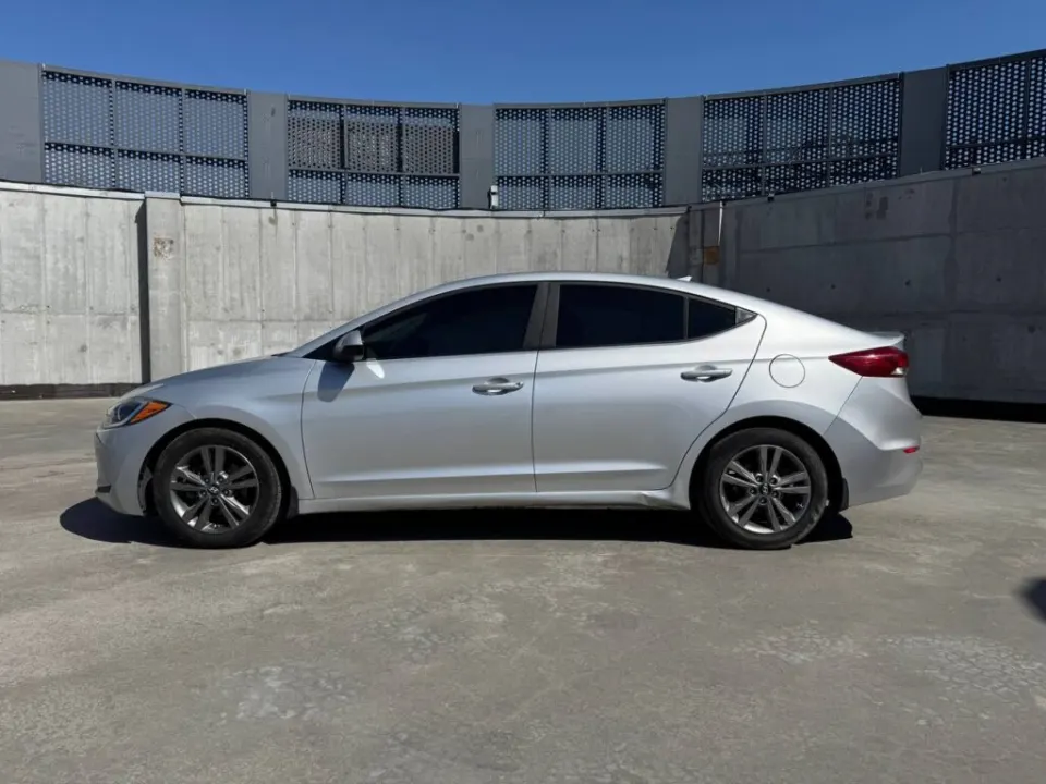 Hyundai Elantra 2017 з парку оренди KTRANS