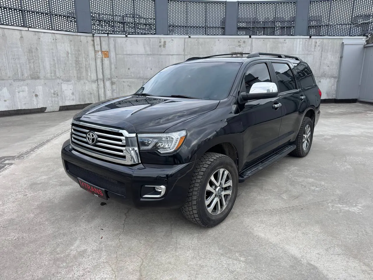 Toyota Sequoia 2017 з парку оренди KTRANS
