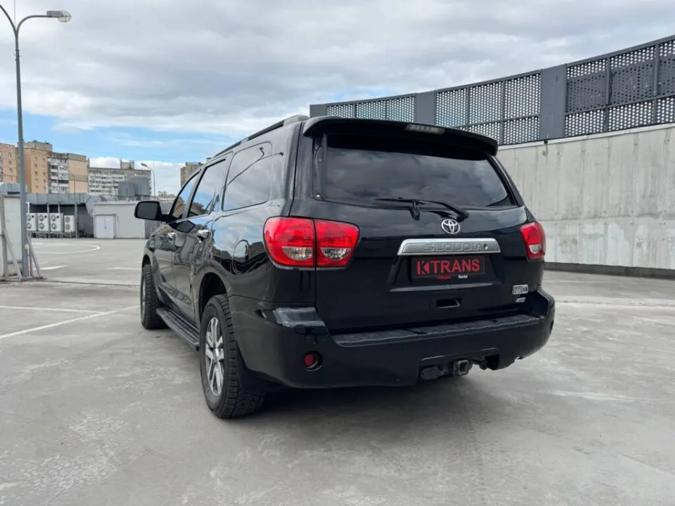 Toyota Sequoia 2017 з парку оренди KTRANS
