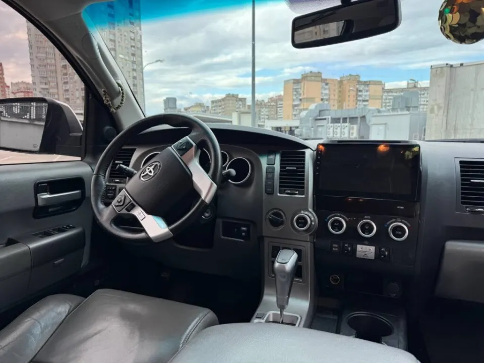 Toyota Sequoia 2017 з парку оренди KTRANS
