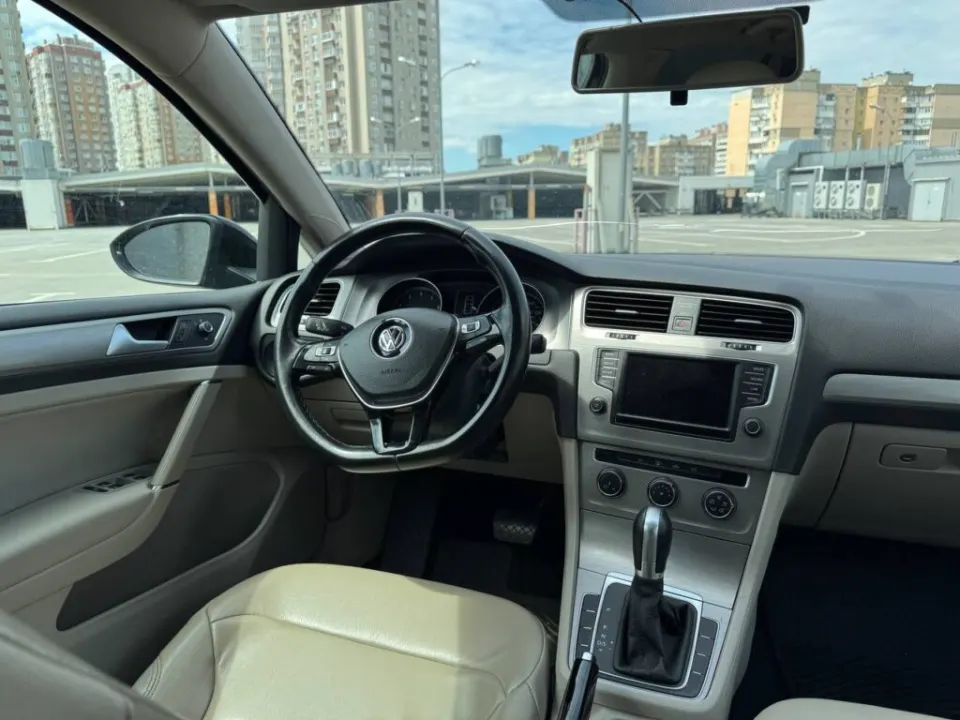 Volkswagen Golf 2015 з парку оренди KTRANS