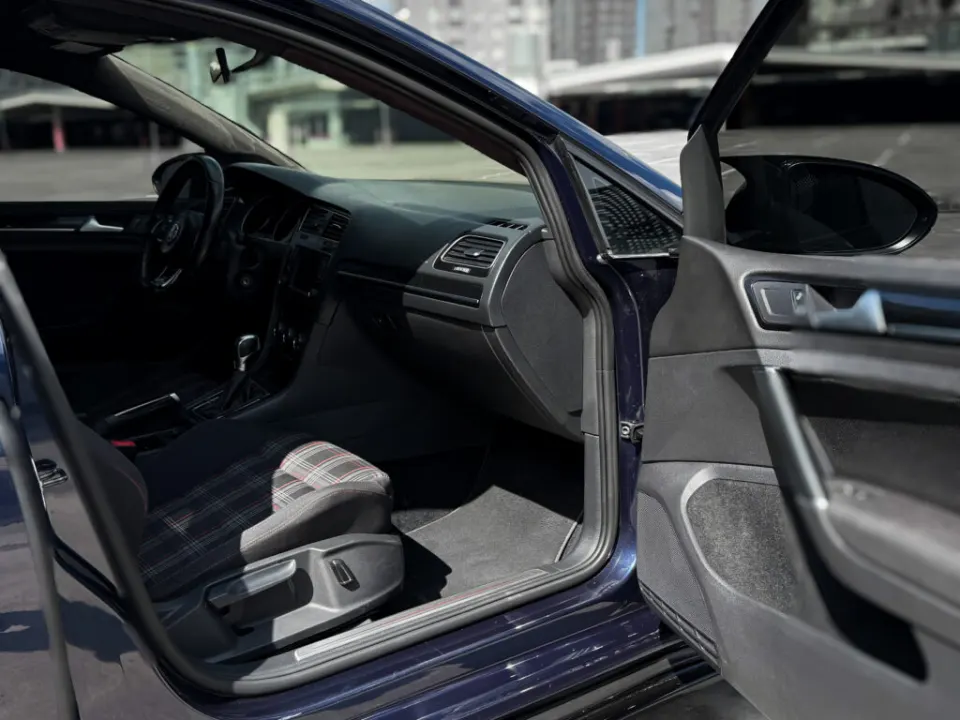 Volkswagen Golf GTI 2015 з парку оренди KTRANS